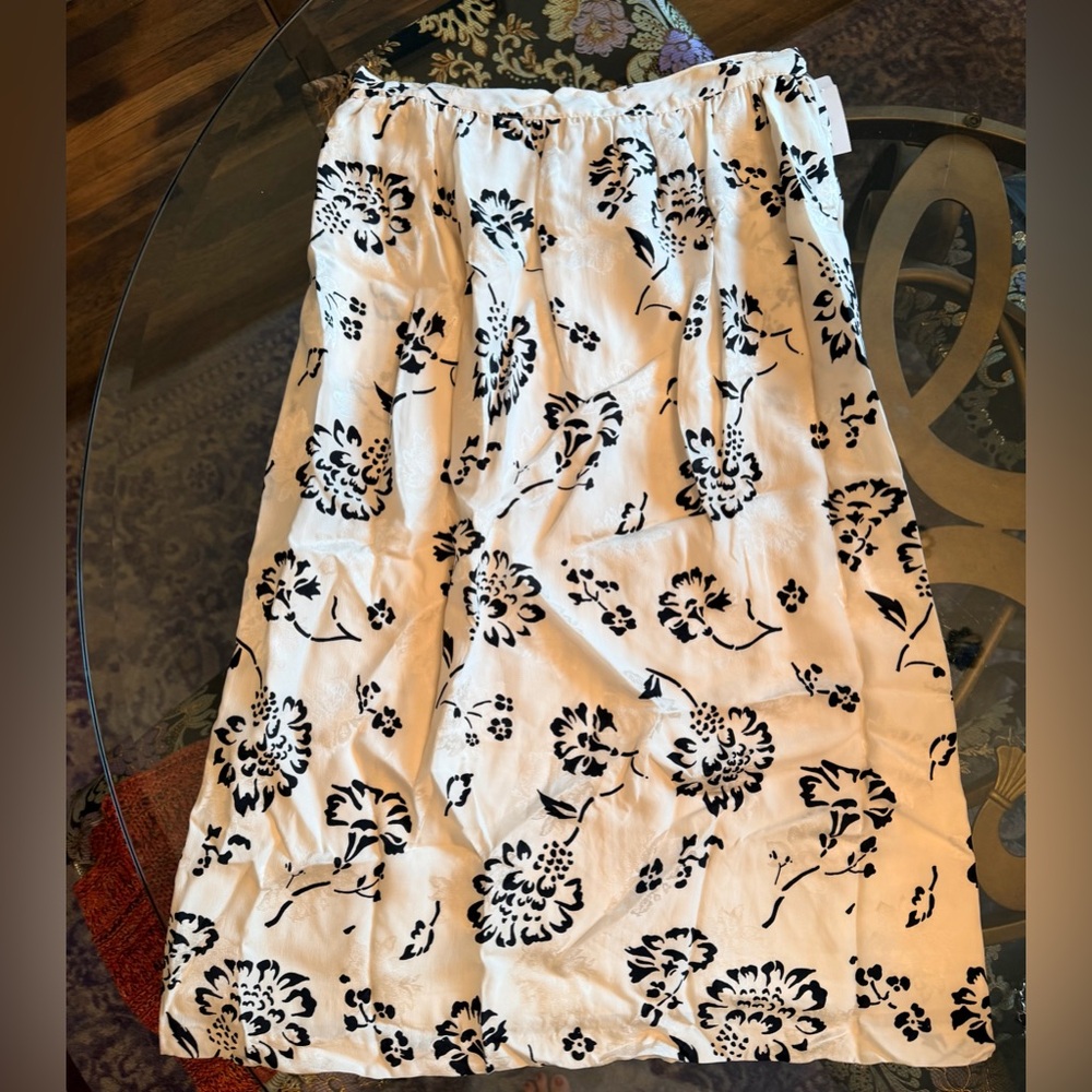 Saks Fifth Avenue 100% Silk Vintage High waisted skirt.